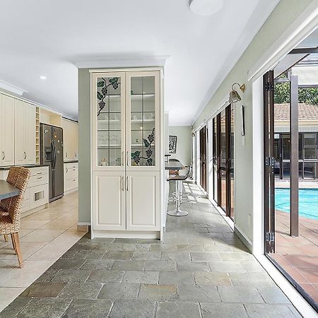 Wow, Spacious Home With A Pool 汉密尔顿 外观 照片