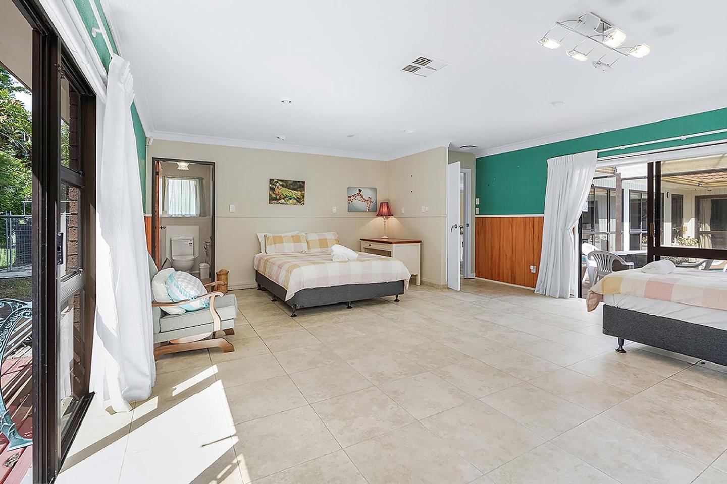 Wow, Spacious Home With A Pool 汉密尔顿 外观 照片
