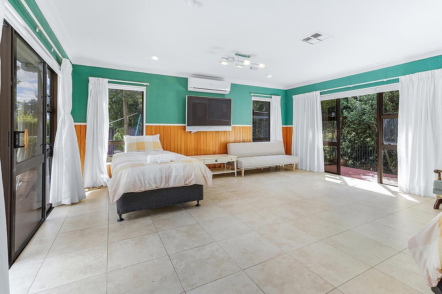 Wow, Spacious Home With A Pool 汉密尔顿 外观 照片