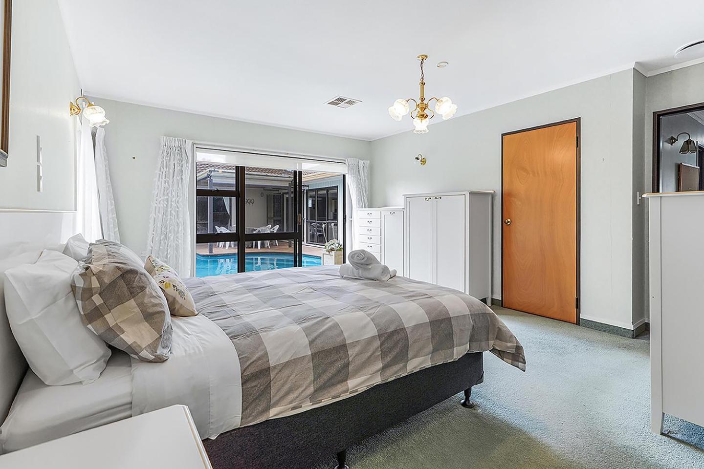 Wow, Spacious Home With A Pool 汉密尔顿 外观 照片